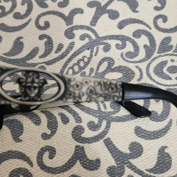 Vintage Versace 90's Sunglasses and MEDUSA CASE - Picture 6 of 11